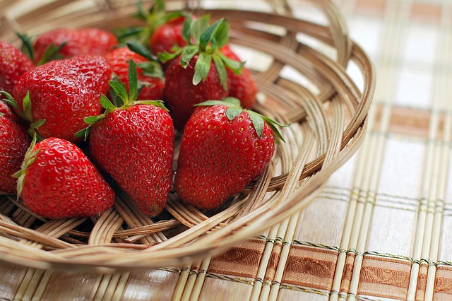 do dubia roaches eat strawberries